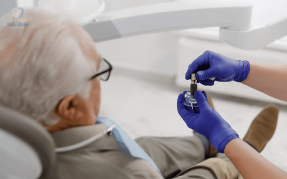 Cấy ghép Implant có an toàn không? Người lớn tuổi có cấy ghép Implant được không?
